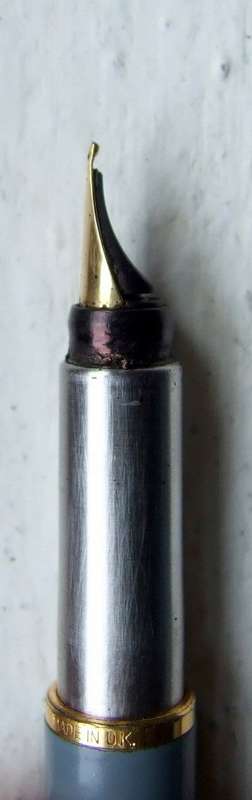 An unusual "feathered clip" gf PARKER VECTOR Fountain Pen in working condition.