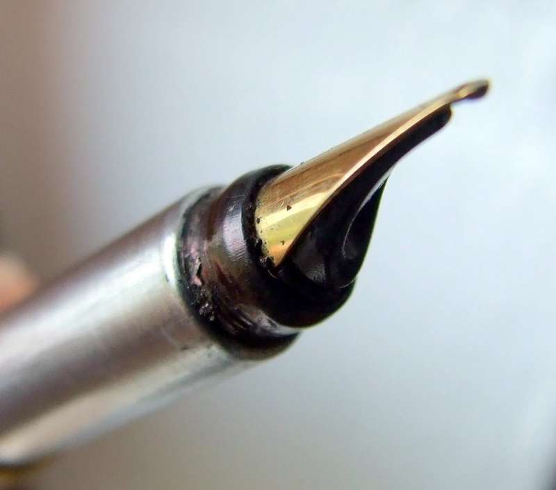 An unusual "feathered clip" gf PARKER VECTOR Fountain Pen in working condition.