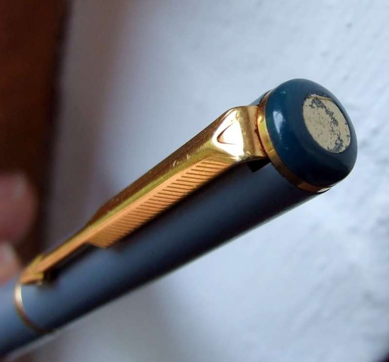 An unusual "feathered clip" gf PARKER VECTOR Fountain Pen in working condition.