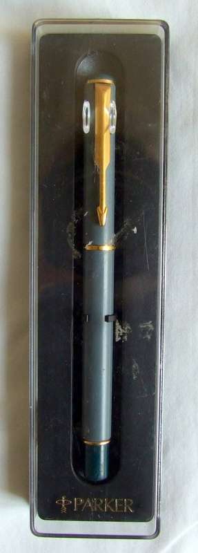 An unusual "feathered clip" gf PARKER VECTOR Fountain Pen in working condition.