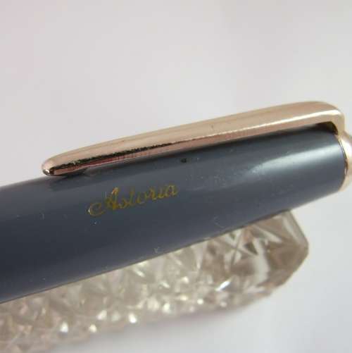 Rare German made ASTORIA piston fill fountain pen - UN-INKED!