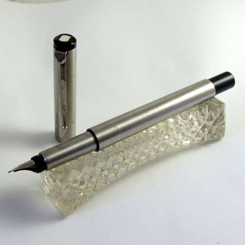 USA made Parker Vector Flighter fountain pen in great and working condition.