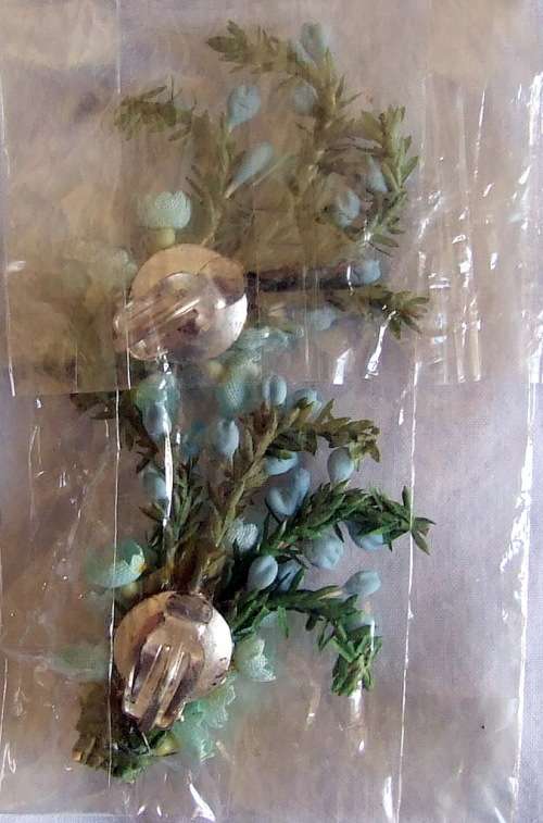 Vintage plastic flower clip-on earrings