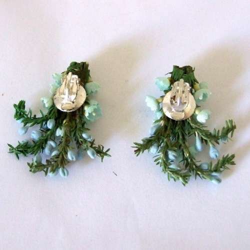 Vintage plastic flower clip-on earrings