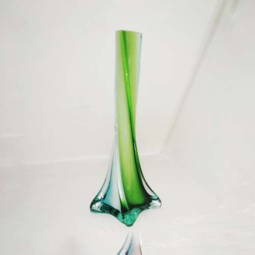 BEAUTIFUL MID CENTURY ART GLASS BUD VASE