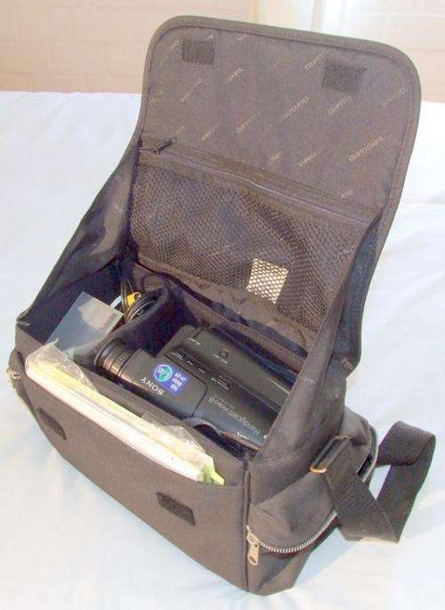 SONY Video 8 HANDYCAM TR380e and carrybag with accessories - like new!