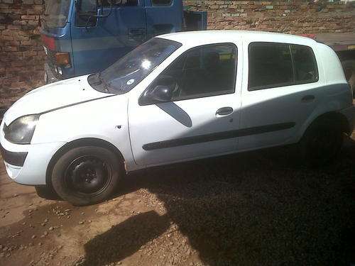 RENAULT CLIO (2003 MODEL) PLEASE READ BEFORE BIDDING