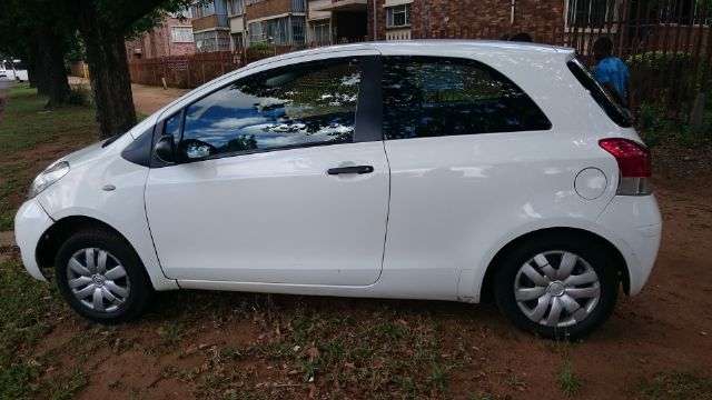 Toyota yaris 2010 model-white