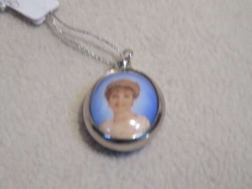 Princess Diana swivelling silver pendant.