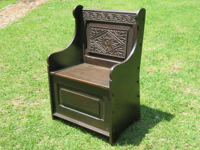 Carved oak monks bench/small settle