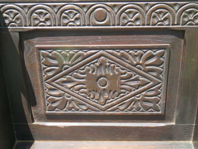Carved oak monks bench/small settle