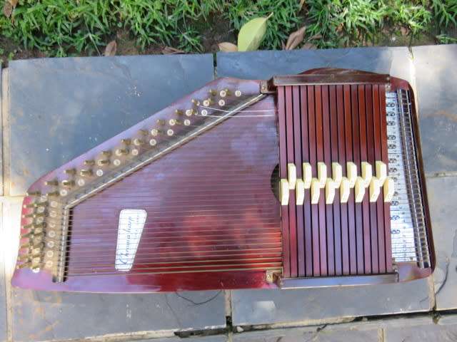 Tokai Gakki Chroma Harp
