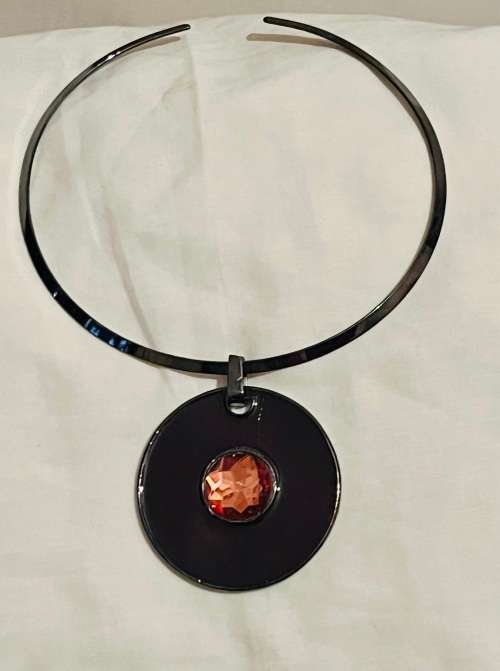Necklace red round pendant / pink stone