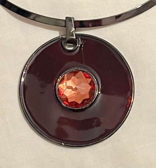 Necklace red round pendant / pink stone