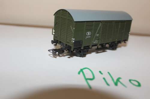 Piko DC H0/1:87 B (Belgian Railway) goods van, one hand rail and the rear lamp brackets are missing