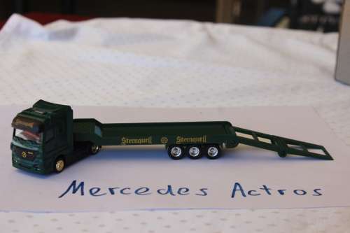 Mercedes Actros Truck and low bed  trailer with movable ramp 1:87 Sternquell  beer