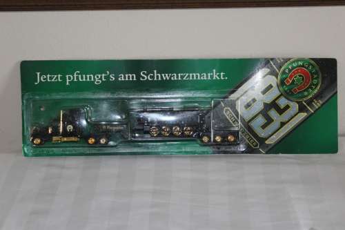 Freightliner H0 1:87 US Truck w. trailer and steam model load, Pfungstaedter Black Beer