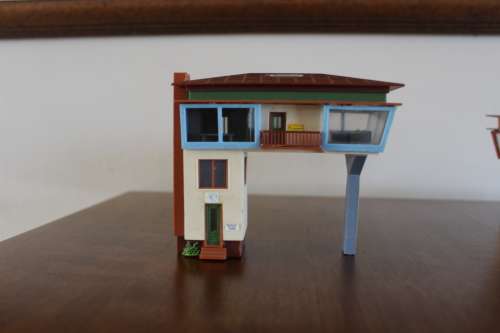 Faller H0 1:87 signal cabin where trains can run underneath