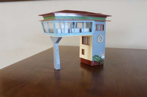 Faller H0 1:87 signal cabin where trains can run underneath
