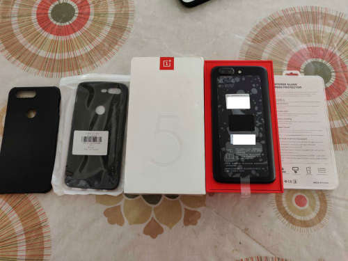 OnePlus 5T 128GB with 8GB Ram LTE with extras- Dual Sim