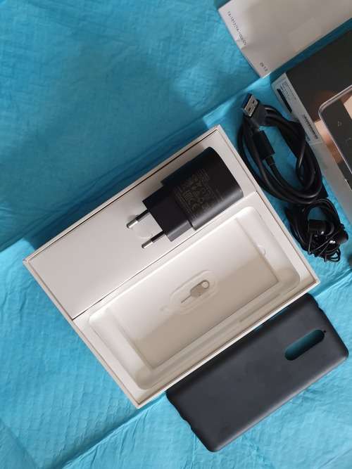 Nokia 8 - 64gb with 4gb Ram (TA-1012 SS) - With cover and an extra glass protector.