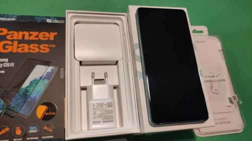 Samsung Galaxy S20 FE  - Dual Sim  -SM-G780F/DS - With Lots of Extras