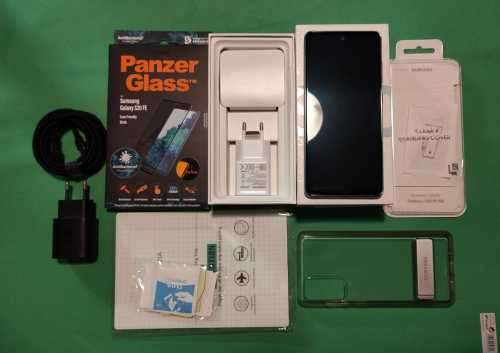 Samsung Galaxy S20 FE  - Dual Sim  -SM-G780F/DS - With Lots of Extras