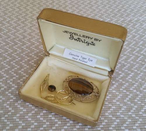 Two Tigers Eye Brooches in box - Gold Coloured