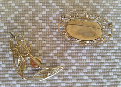 Two Tigers Eye Brooches in box - Gold Coloured
