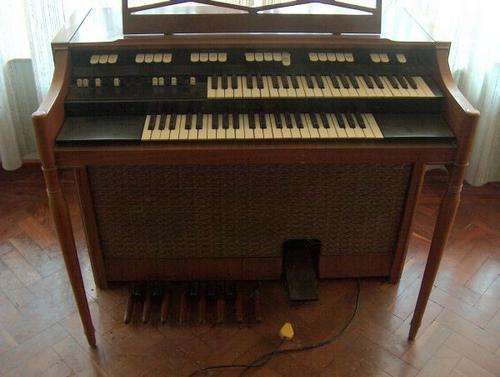 Hammond M100 front view