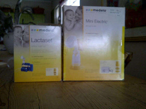 Medela mini-electric breastpump and single pump Lactaset