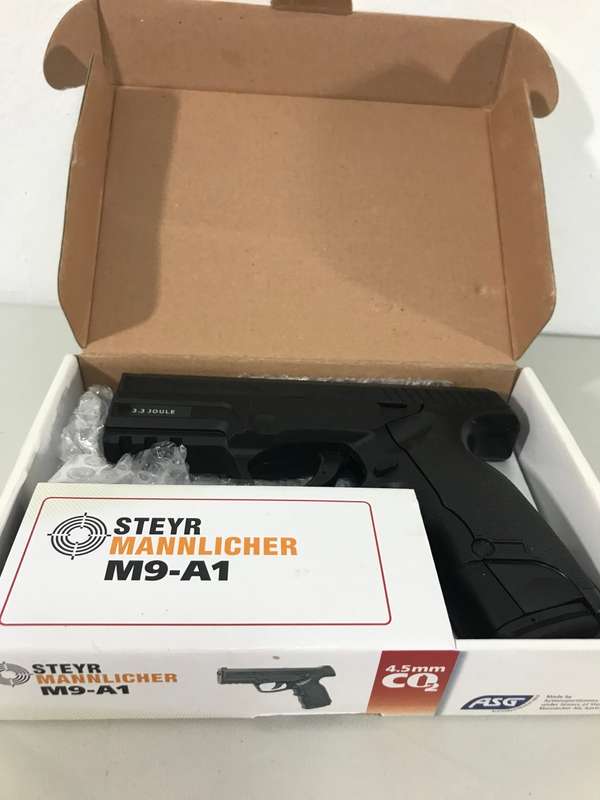 Pistol Air Gas Steyr Mannlicher M9-A1 and Metal Pellets and 5 Gas bottles Original  Box