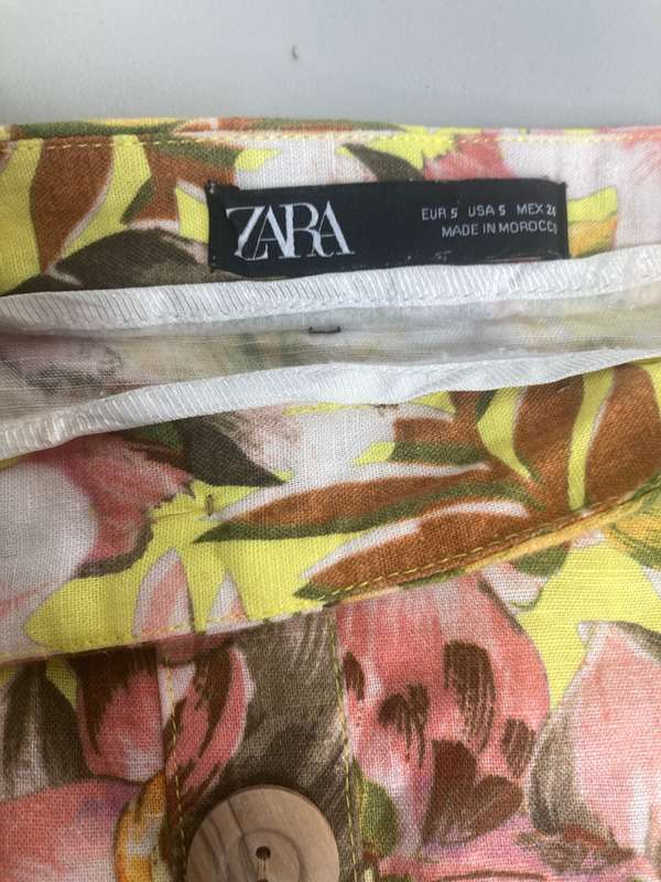 ZARA Floral skirt size Small. made in Morocco