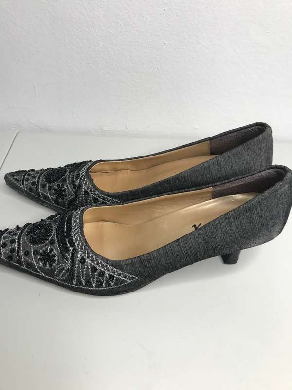 Fancy low hill beaded grey shoe size 7