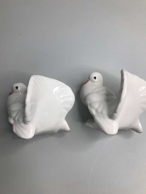 Doves Porcelain Tail Feathers UP White two Vintage Signed SYLVIA 12CMX10CMX10CM