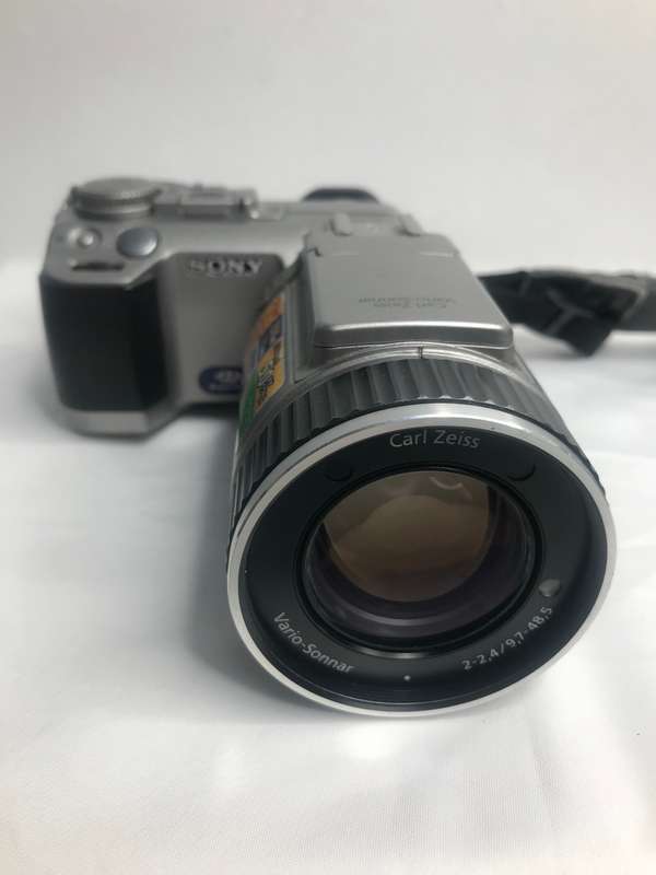Sony MPEGMovie EX Digital Camera DSC-F707 with owners manua, carry strap, data cable no charger