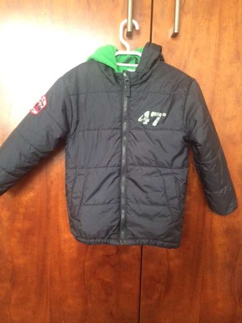 Woolworths Boys Navy puffy jacket size 3-4 years.