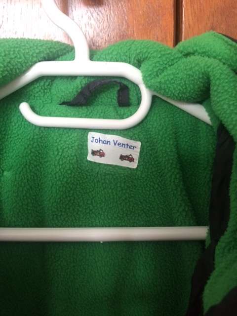 Woolworths Boys Navy puffy jacket size 3-4 years.