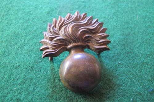 GREAT BRITAIN -  GRENADIER GUARDS FORAGE CAP BADGE