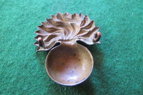GREAT BRITAIN -  GRENADIER GUARDS FORAGE CAP BADGE