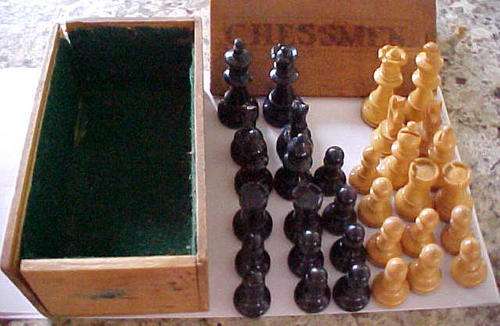 CHESS - VINTAGE WOODEN CHESS SET IN BOX BLACK & WHITE PIECES 4 CMS IN HEIGHT