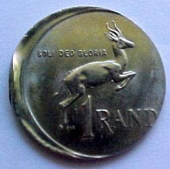 SOUTH AFRICA 1 RAND 1985 BADLY STRUCK COIN RIM BENT AND BUCKLED