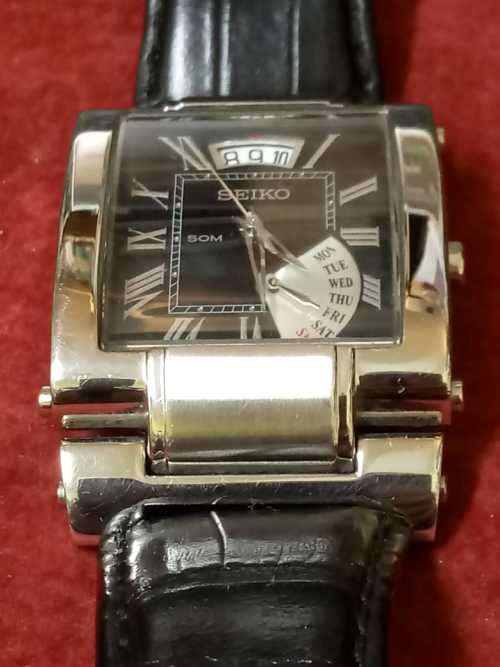 Seiko Men's Quartz Watch - with day indicator window
