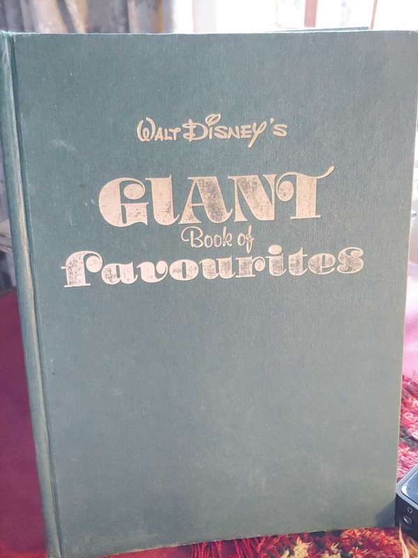 Walt Disney`s Giant Book of Favourites