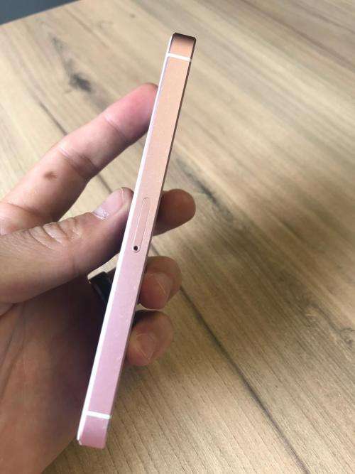 iPhone SE Excellent Condition!! MUST SEE!! ****R1 Auction