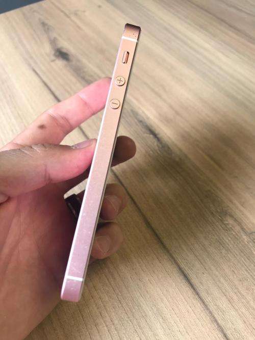 iPhone SE Excellent Condition!! MUST SEE!! ****R1 Auction