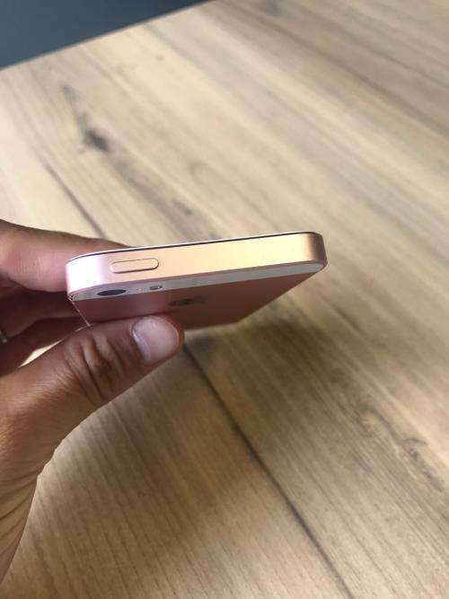 iPhone SE Excellent Condition!! MUST SEE!! ****R1 Auction