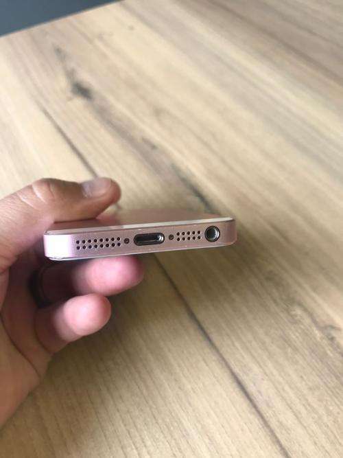 iPhone SE Excellent Condition!! MUST SEE!! ****R1 Auction