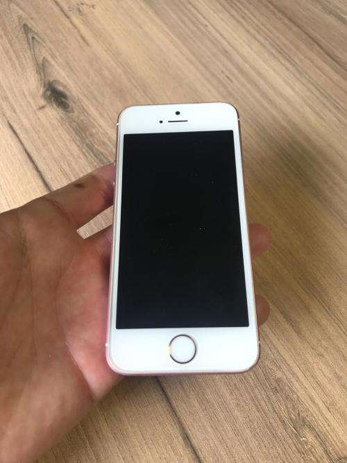 iPhone SE Excellent Condition!! MUST SEE!! ****R1 Auction