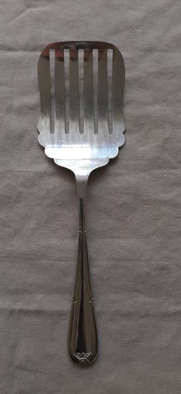 Antique Chromium Plate, Cake Lifter 18cm long.Made in England. R 250.00 View scans